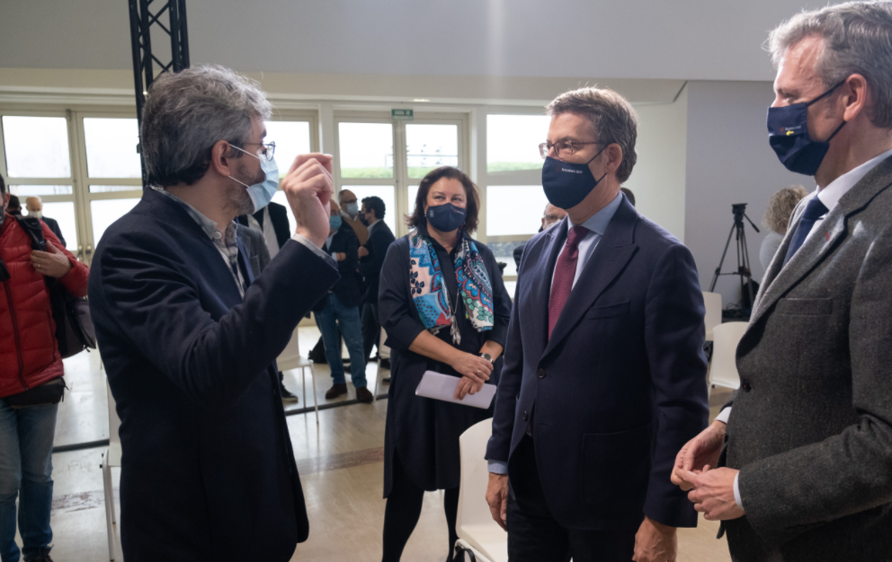 Xoel en la presentaciu00f3n de la campau00f1a del Xacobeo con Feiju00f3o y Rueda