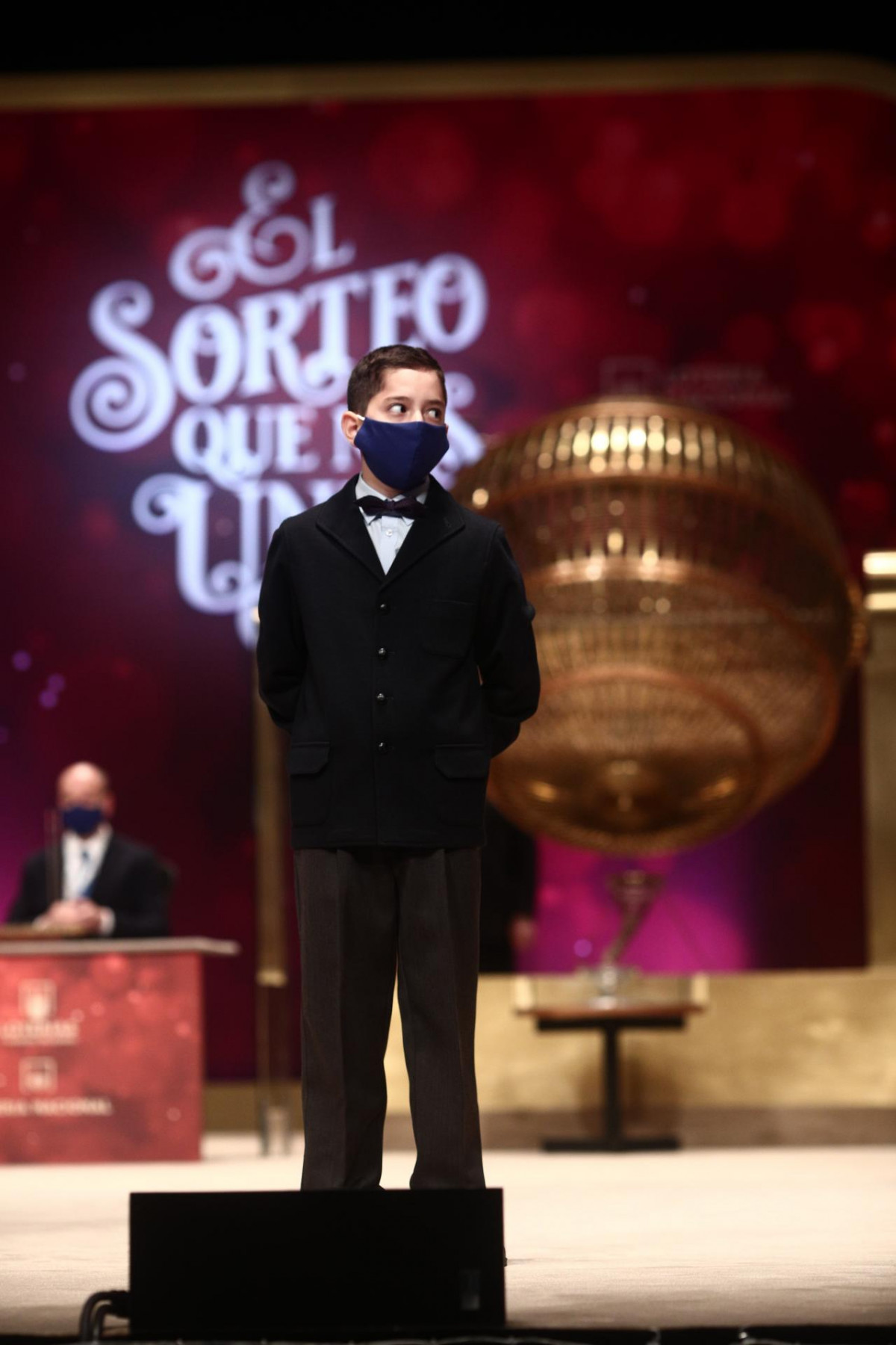 Un niño de la residencia de San Ildefonso durante la celebración del Sorteo Extraordinario de la Lotería de Navidad 2020 en el Teatro Real de Madrid (España), a 22 de diciembre de 2020.