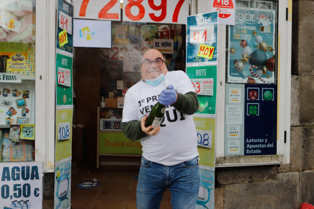 Un lotero en la administración de lotería situada en la calle Porta do Sol, 12, en la que se ha repartido parte del número `72.897´ correspondiente a 'El Gordo' de la Lotería de Navidad, en Vigo, Pontevedra, Galicia (España), a 22 de diciembre de 2020.