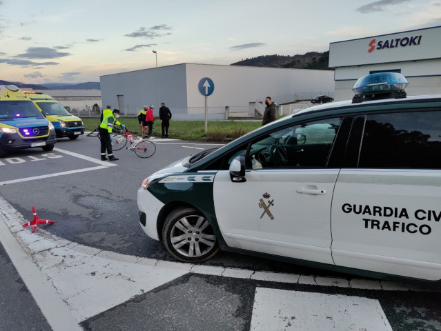 Dispositivo de la Guardia Civil por el atropello de dos ciclistas en la N-120 en Ourense.