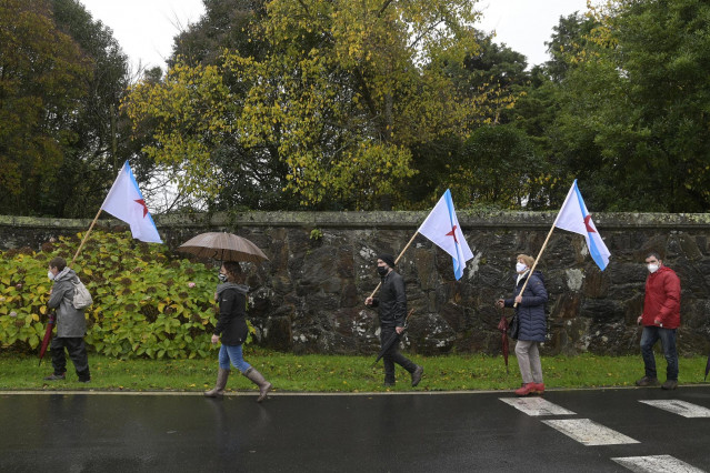 Manifestantes del BNG ondean la Estreleira durante un performance en las inmediaciones del pazo de Meirás el día de su entrega al Estado, en Sada, A Coruña, Galicia, (España), a 10 de diciembre de 2020. La familia Franco devuelve hoy al Estado el pazo de