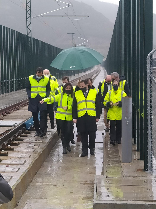 El ministro de Transportes, José Luis Ábalos, visita las obras del AVE a Galicia en Laza (Ourense) junto a la presidenta de Adif, Isabel Pardo de Vera; el delegado del Gobierno en Galicia, Javier Losada; y la conselleira de Infraestruturas, Ethel Vázquez,