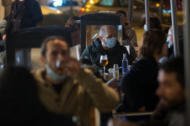 Ciudadanos en la terraza de un bar de Lugo a 12 de diciembre de 2020. La ciudad de Lugo, junto a Pontevedra, ha optado por relajar las restricciones en la hostelería impuestas por la pandemia de coronavirus aunque aún no se ha reabierto la movilidad.