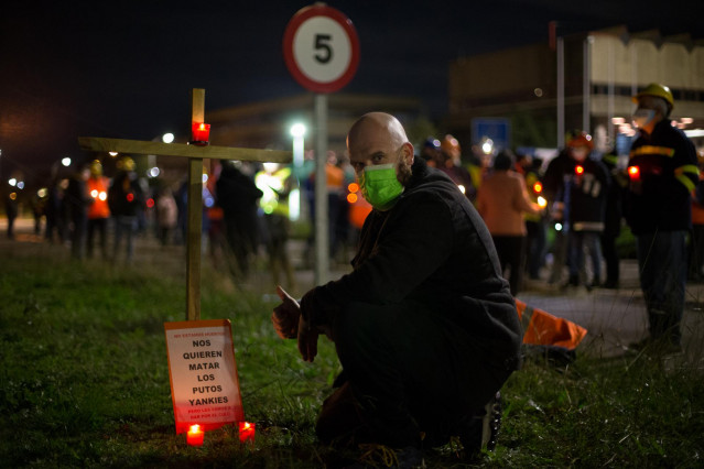 Un trabajador participa en un velatorio nocturno simbólico convocado por la fábrica de Alcoa, en  en San Cibrao, A Mariña, Lugo, Galicia (España), a 28 de noviembre de 2020. La concentración se produce como signo de protesta por los 524 trabajadores que p
