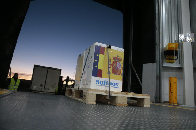 Llegan las primeras dosis de la vacuna contra el COVID-19 a España, en Guadalajara (Castilla-La Mancha, España) a 26 de diciembre de 2020. El camión que las transportaba desde Bélgica ha llegado al almacén de Guadalajara a las 07:29 de este sábado.
