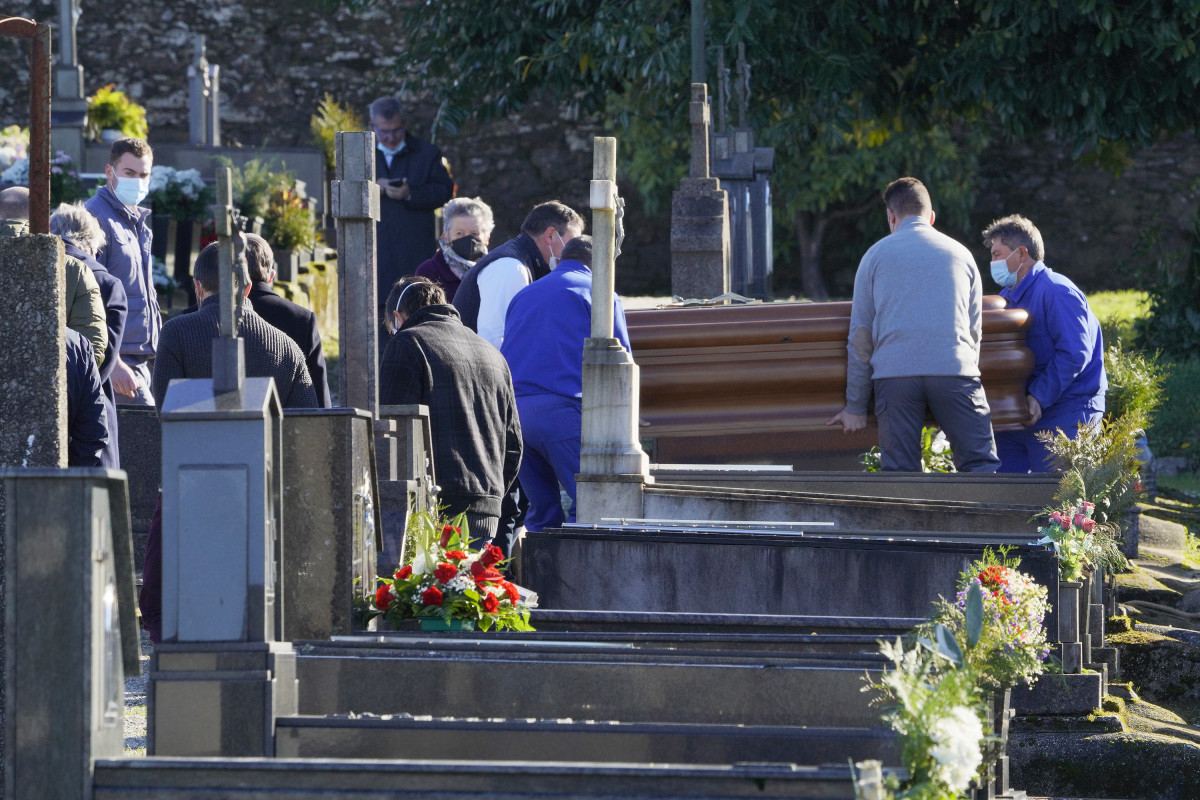 Entierro de Rosario Oporto, la madre de Asunta Basterra en el cementerio de Boisaca, en Santiago de Compostela, Galicia (España), a 26 de diciembre de 2020. Rosario fue hallada muerta por suicidio en