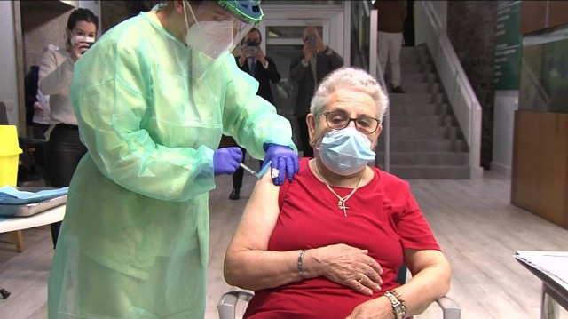 Nieves Cao recibe la primera vacuna en Galicia contra el coronavirus en una imagen de la CRTVG