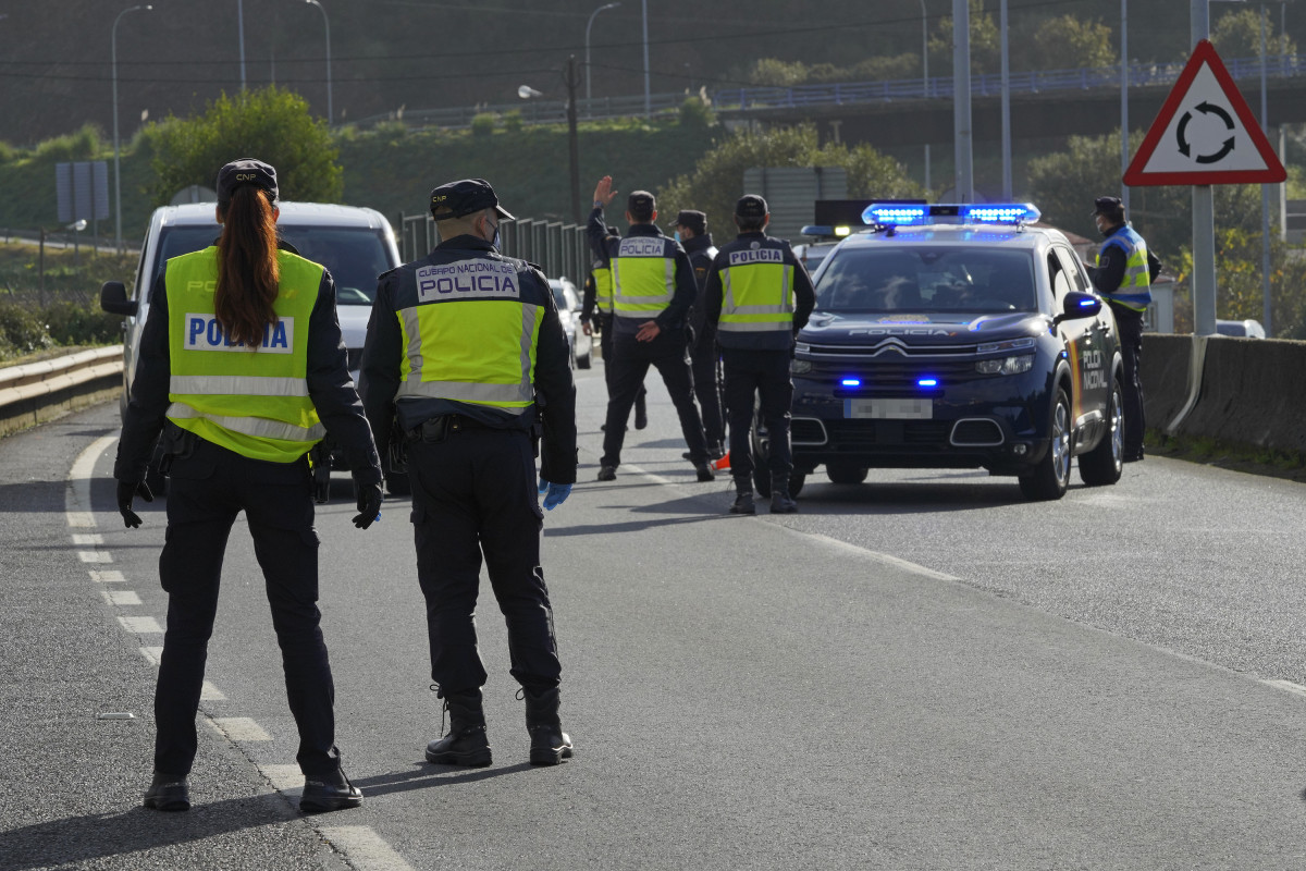 Varios agentes de Policía Nacional durante un control de movilidad en la parroquia de O Castiñeiriño (Santiago de Compostela).