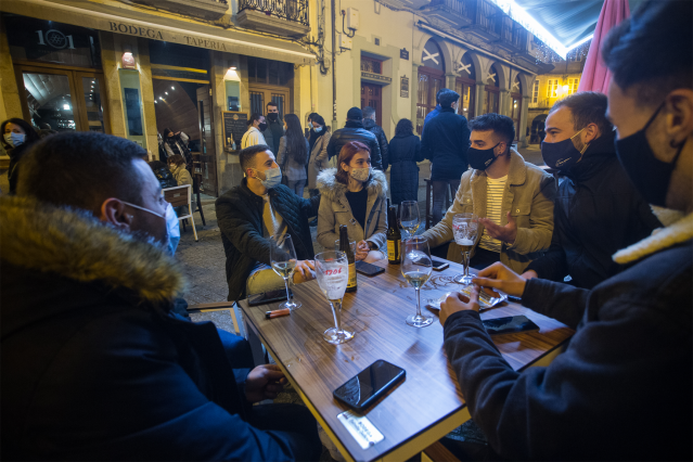 Ciudadanos en la terraza de un bar de Lugo a 12 de diciembre de 2020