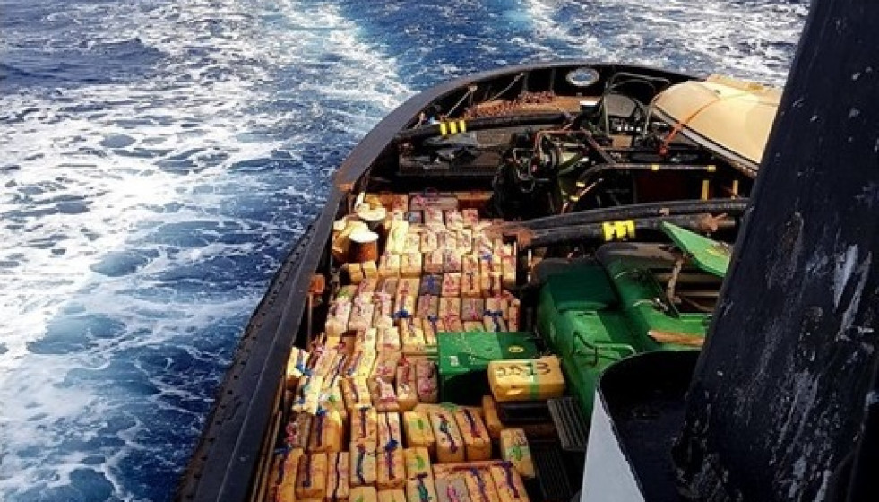 Interceptan al norte de Canarias una embarcación con cerca de 15.000 kilos de hachís