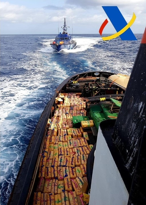 Interceptan al norte de Canarias una embarcación con cerca de 15.000 kilos de hachís