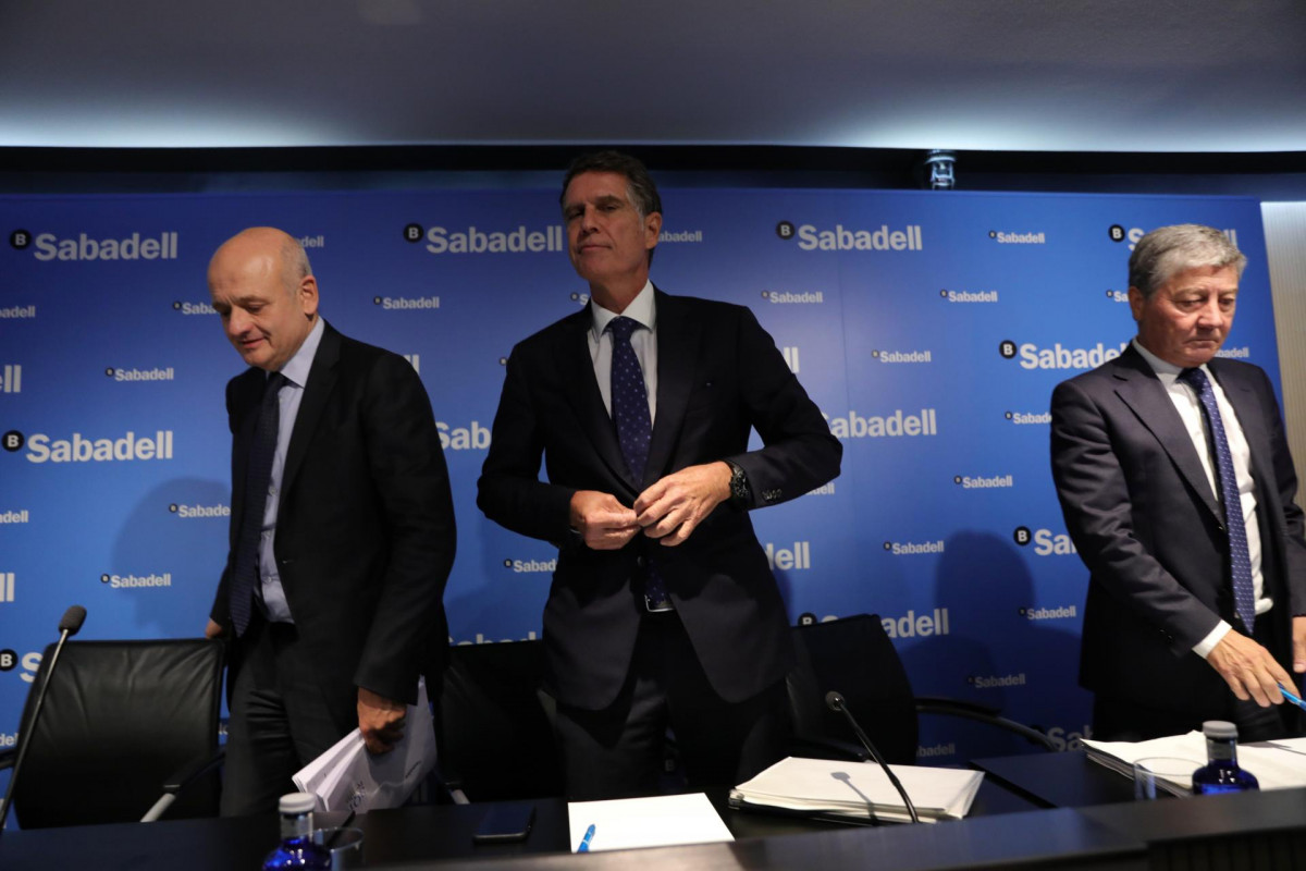 (I-D) El director financiero, Tomás Varela; el consejero delegado del Banco Sabadell, Jaime Guardiola y el subdirector general, Gabriel Martínez, en rueda de prensa para presentar resultados.