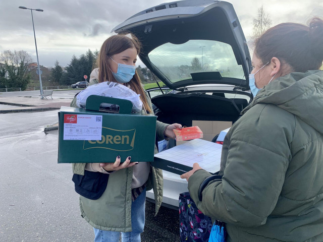 La Fundación Amigos de Galicia reparte cenas a familias necesitadas de Lugo.