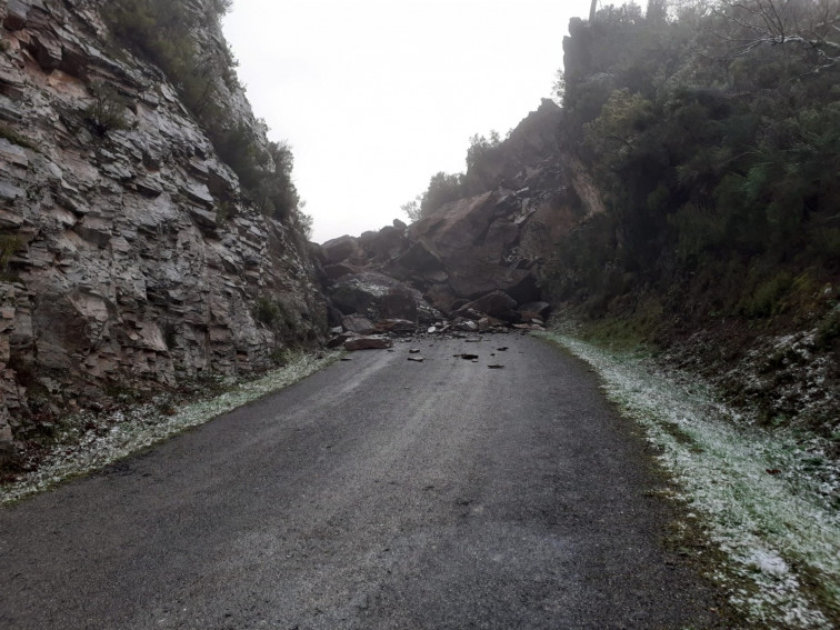 Un gran desprendimiento de tierra obligó a cortar la carretera que da acceso a O Piornedo, en Cervantes