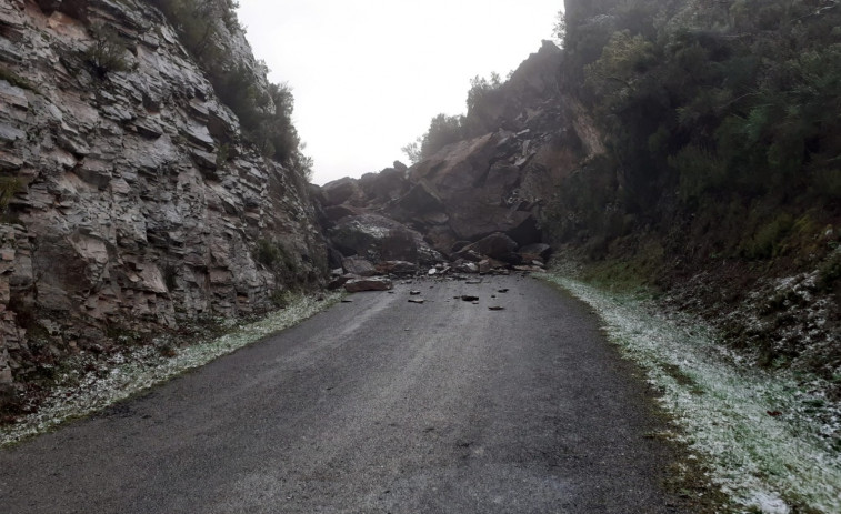 Un gran desprendimiento de tierra obligó a cortar la carretera que da acceso a O Piornedo, en Cervantes