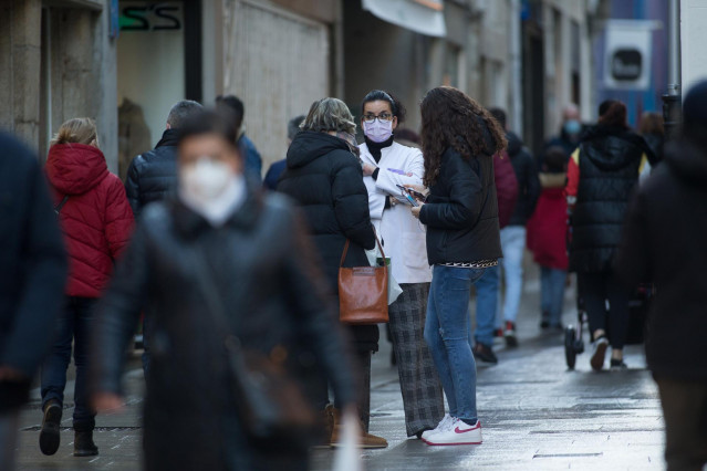 Gente paseando y conversando en la Rua San Pedro en Lugo