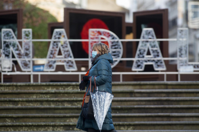 Una mujer pasa frente a un luminoso con la palabra Nadal en Lugo