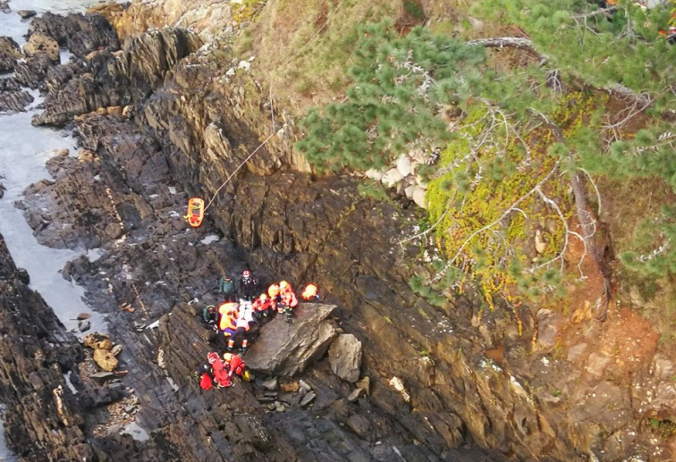 Un complejo operativo de Gardacostas rescata a un hombre que se precipitó desde un acantilado en Nigrán