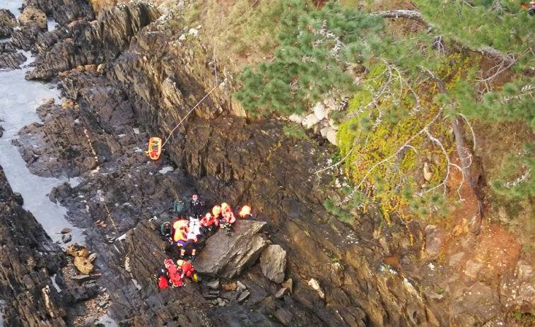 Un complejo operativo de Gardacostas rescata a un hombre que se precipitó desde un acantilado en Nigrán