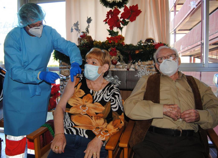 Galicia solo alcanzará la inmunidad este año si se aprueban vacunas de otros laboratorios, advierte Feijóo