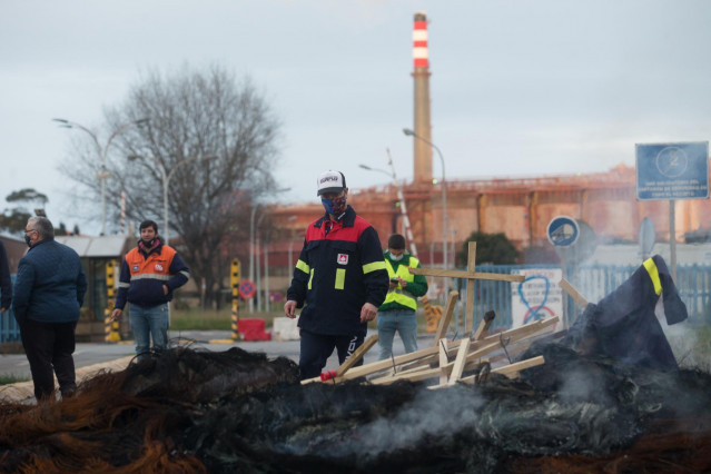 Trabajadores de Alcoa San Cibrao celebran la anulación del TSXG del ERE de la empresa y queman las cruces del velatorio simbólico que semanas atrás habían instalado en el recinto de la fábrica, en Cervo, A Mariña, Lugo, Galicia (España), a 17 de diciembre