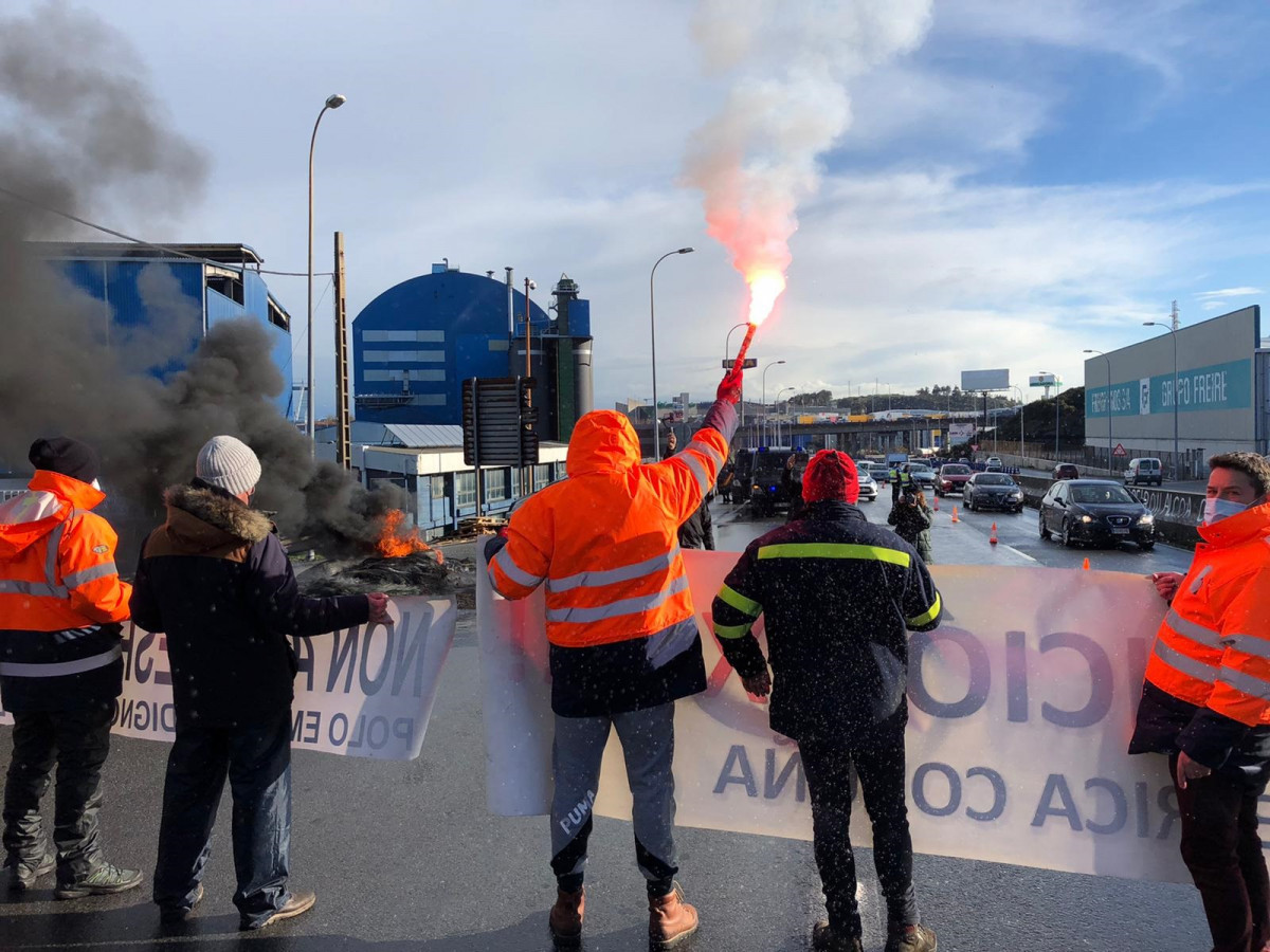 Protesta de trabajadores de Alu Ibérica en A Coruña
