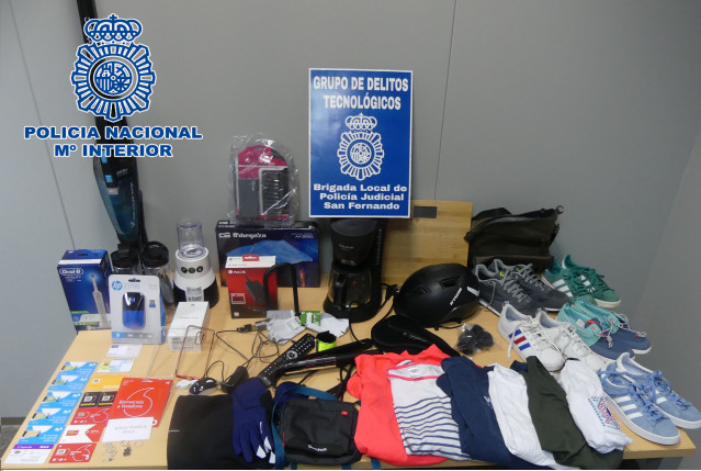 Objetos incautados en una investigación por estafa en Internet