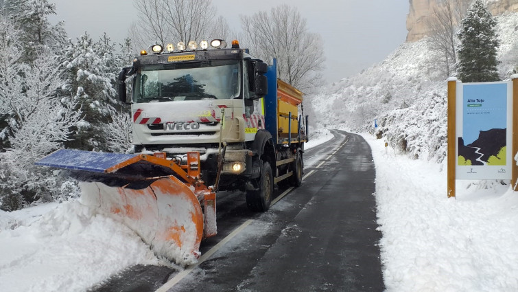 Cinco quitanieves en A Fonsagrada tratan de contrarrestar el temporal de nieve y frío que azota Lugo
