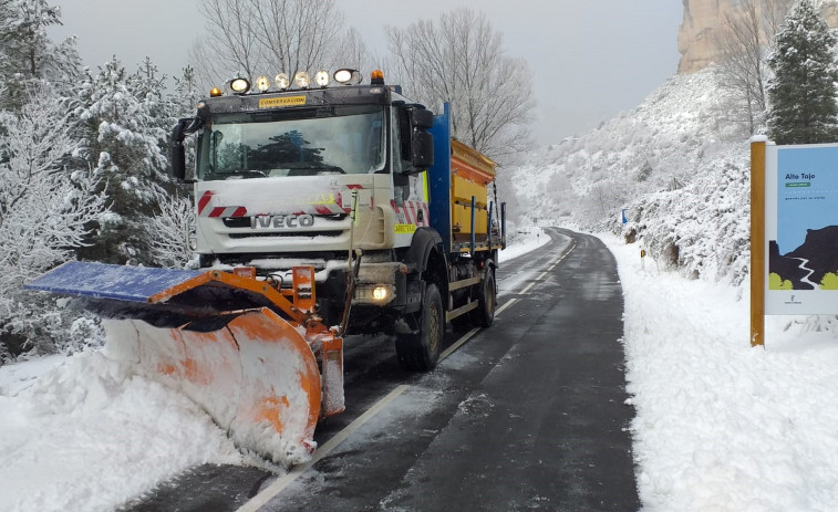 Finaliza el puente de diciembre con importantes nevadas en el norte: consulta las carreteras afectadas a tiempo real