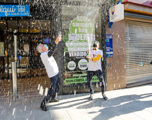Propietarios de la administración de lotería ‘El X de la Suerte’, en O Porriño, celebran haber vendido el ‘Gordo de la Lotería del Niño, en O Porriño, Pontevedra, Galicia (España), a 6 de enero de 2021. El número 19570, agraciado con el ‘Gordo’ del Sorteo
