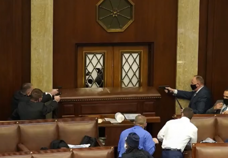 (Vídeos) Disparos en el Capitolio cuando seguidores pro-Trump paran el nombramiento de Biden como presidente