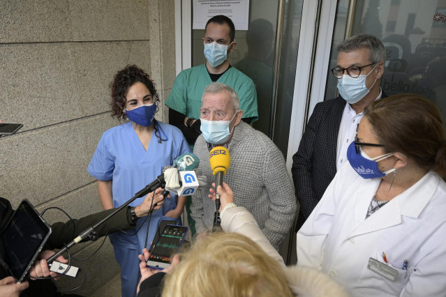 Juan Molina de 86 años y procedente de Úbeda, Jaén, ofrece declaraciones a los medios tras ser el primer vacunado contra la Covid-19 en A Coruña