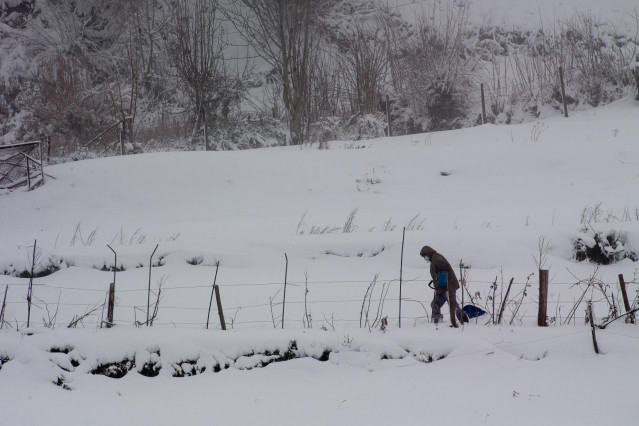 Una persona camina sobre la nieve en la parroquia de O Cebreiro, en Lugo, Galicia (España), a 29 de diciembre de 2020. El temporal de nieve ha dificultado la circulación en más de un centenar de carreteras en las provincias de Lugo y Ourense.  Paralelamen