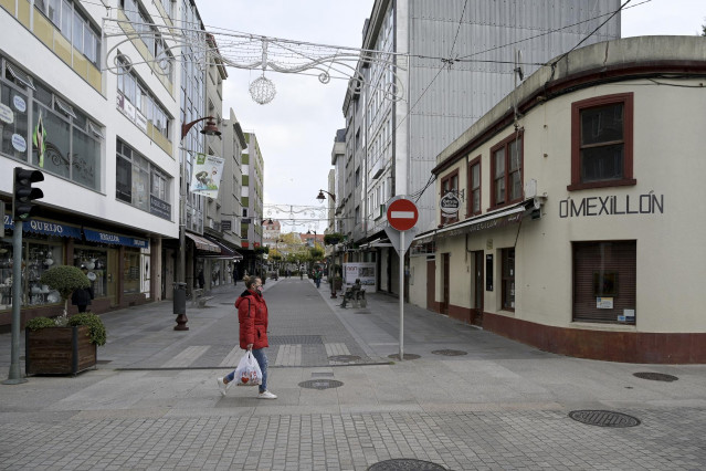 Una persona camina por una de las calles de Bergantiños el día de la entrada en vigor de nuevas medidas y del cierre perimetral del municipio debido a la crisis del Covid-19, en Bergantiños, A Coruña, Galicia, (España), a 14 de noviembre de 2020. Este y o