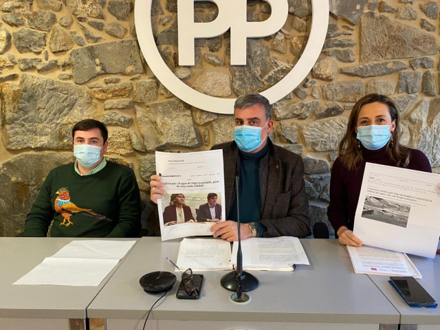 El portavoz del grupo municipal del PP en Vigo, Alfonso Marnotes (centro), junto a los concejales Jesús Marco y Teresa Egerique.