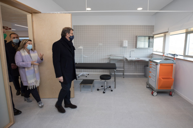 El presidente de la Xunta, Alberto Núñez Feijóo, en su visita al nuevo centro de salud de Milladoiro, en Ames (A Coruña)