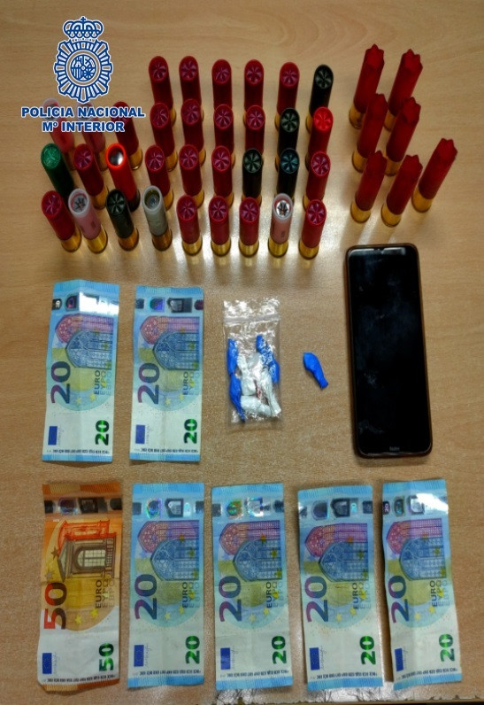 Dinero y efectos intervenidos a un vecino de Marín (Pontevedra) detenido por trapicheo de drogas.