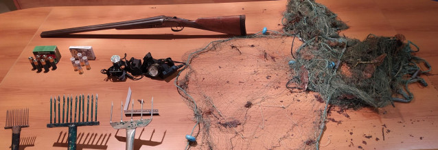 Bienes decomisados a pescadores furtivos de salmón en el río Ulla.