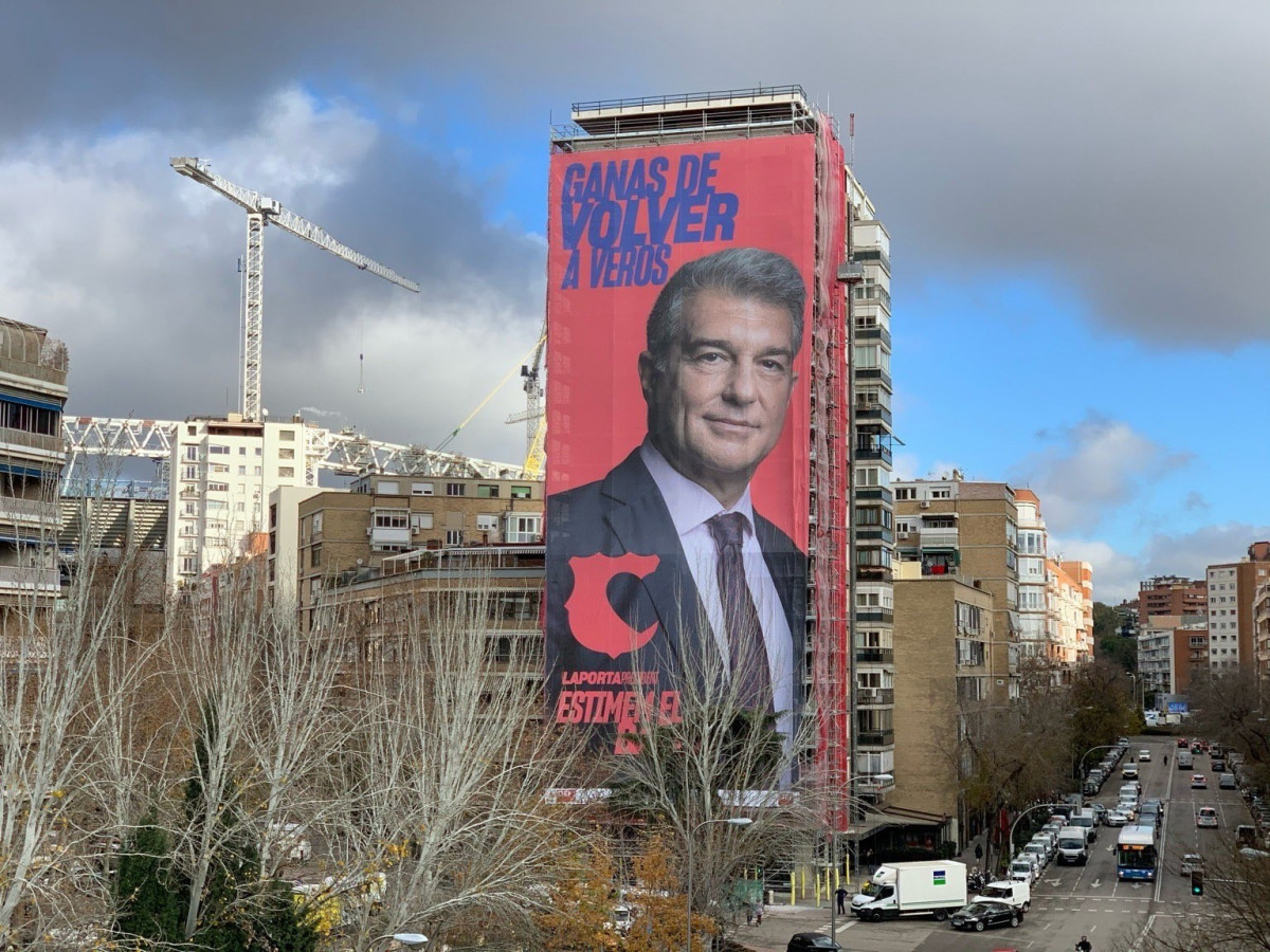 Publicidad del precandidato a la presidencia del FC Barcelona Joan Laporta en los aledaños del Santiago Bernabéu, estadio del Real Madrid