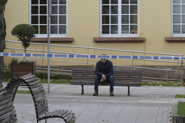 Un hombre permanece sentado en un banco de Carballo, en la comarca de Bergantiños, el día de la entrada en vigor de nuevas medidas y del cierre perimetral del municipio debido a la crisis del Covid-19, en Bergantiños, A Coruña, Galicia, (España), a 14 de