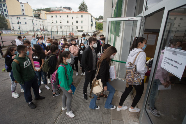 Estudiantes de bachillerato entran por la puerta del IES Vilar Ponte para realizar los exámenes Selectividad o Pruebas de Acceso a la Universidad –PAU o ABAU- en Viveiro, Lugo, Galicia (España), a 7 de julio de 2020. Las pruebas de selectividad se han man
