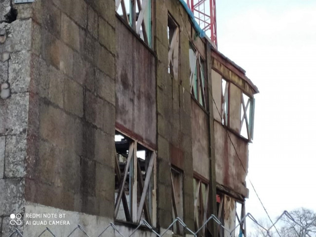 Parte de la fachada de la Casa da Botica de Guitiriz que se desprendió por el temporal.