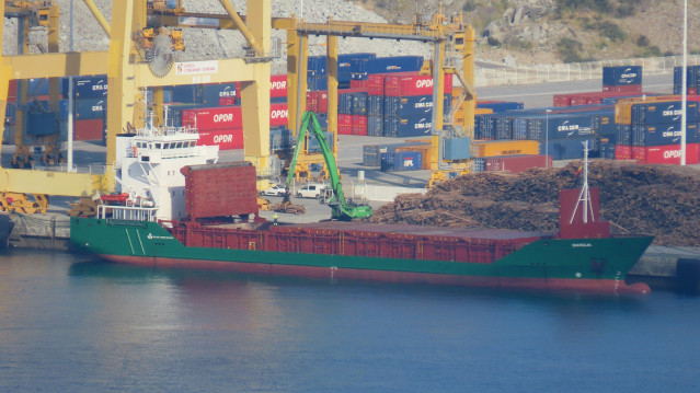 Buque 'Daroja' en el puerto exterior de Ferrol