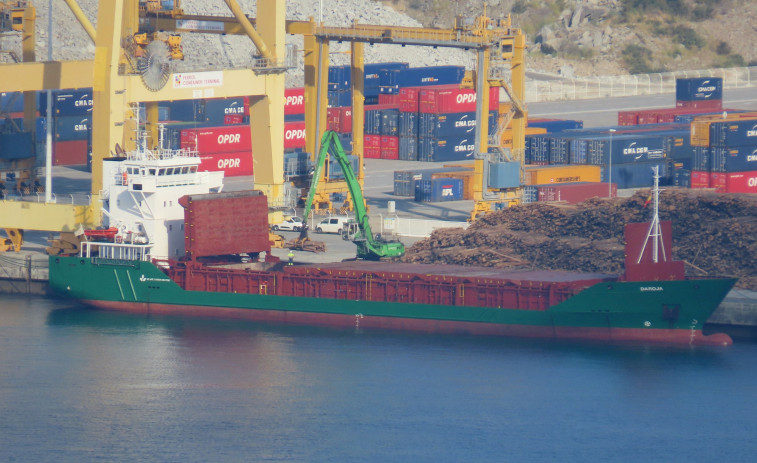 Un barco pierde 200 troncos de eucalipto que salieron de Ferrol destino a Portugal