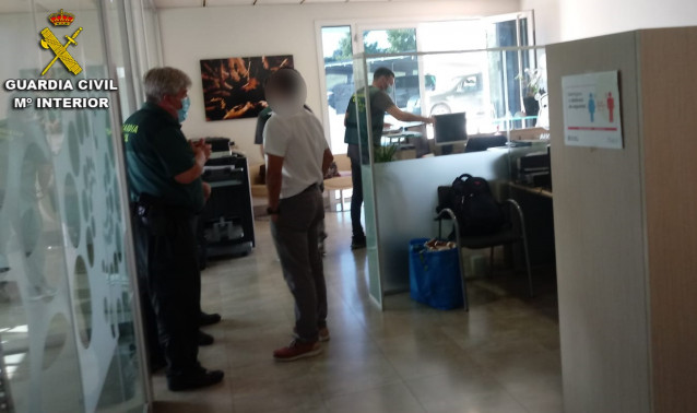 La Guardia Civil investiga al dueño y varios trabajadores de una pirotecnia de Barcelona, por un supuesto delito de falsedad documental relativo a material que suministraban a un establecimiento del sur de la provincia de Pontevedra.