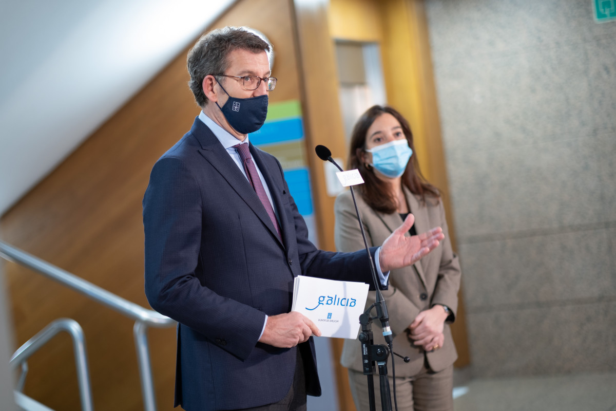 Feiju00f3o con la alcaldesa de A Coruu00f1a Inu00e9s Rey presentando este lunes el pacto para ampliar el CHUAC