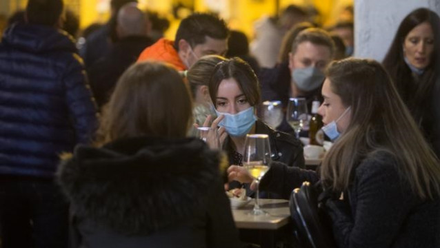 Un grupo de personas toma consumiciones en una terraza