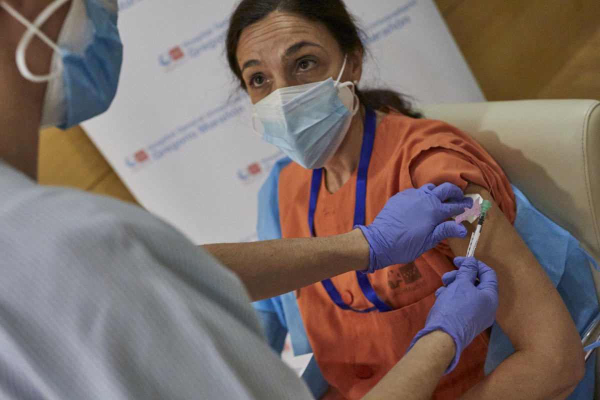 Una enfermera vacuna a una sanitaria contra el coronavirus