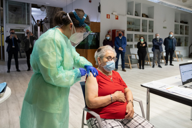 Nieves Cabo Vidal, primera gallega en recibir la vacuna en Galicia