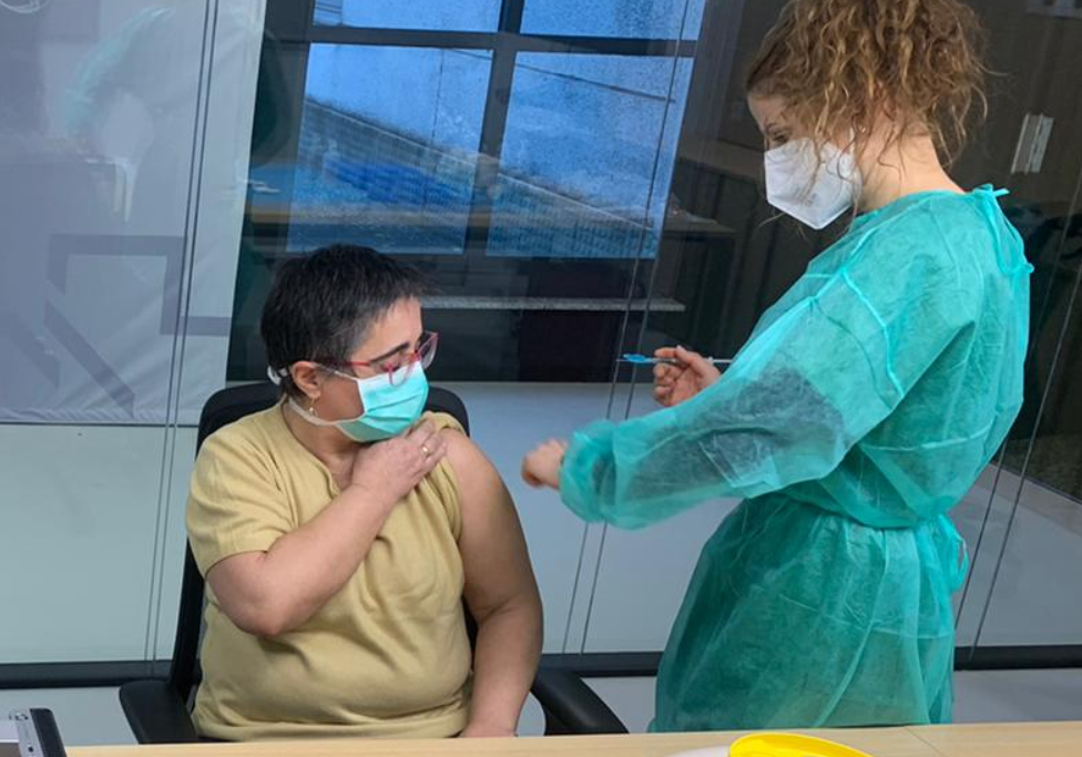 Primeras vacunaciones contra el coronavirus del SERGAS en Santiago